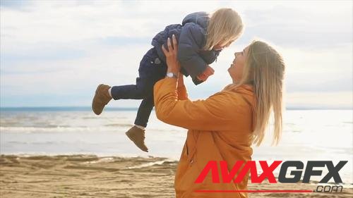 MotionArray – Mom Kisses Daughter On The Beach 614907