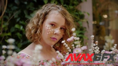 MotionArray – Freckled Girl Posing In Flowers 1035014