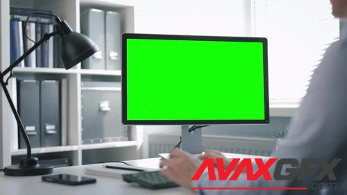 MotionArray – Office Computer With Green Screen 1036890