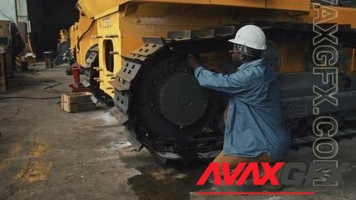 Mechanic Repairing Wheel Loader at Plant 41183525